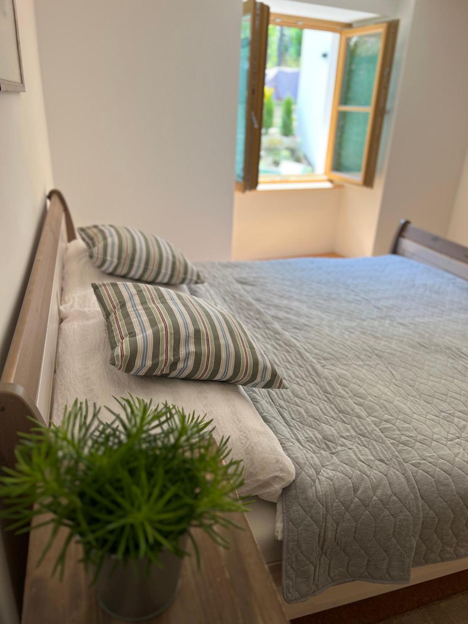 Marys Family Friendly Apartments,visit Rhine Falls For Free If 2 Nights, Soho 95m2 2-bedrooms 2nd Floor & South 105m2 3-bedrooms & Loft 115m2 3-bedrooms With Galerie,loft Netz 20m2, Pinball, Schaffhausen-hemmental, Rheinfall 10 K